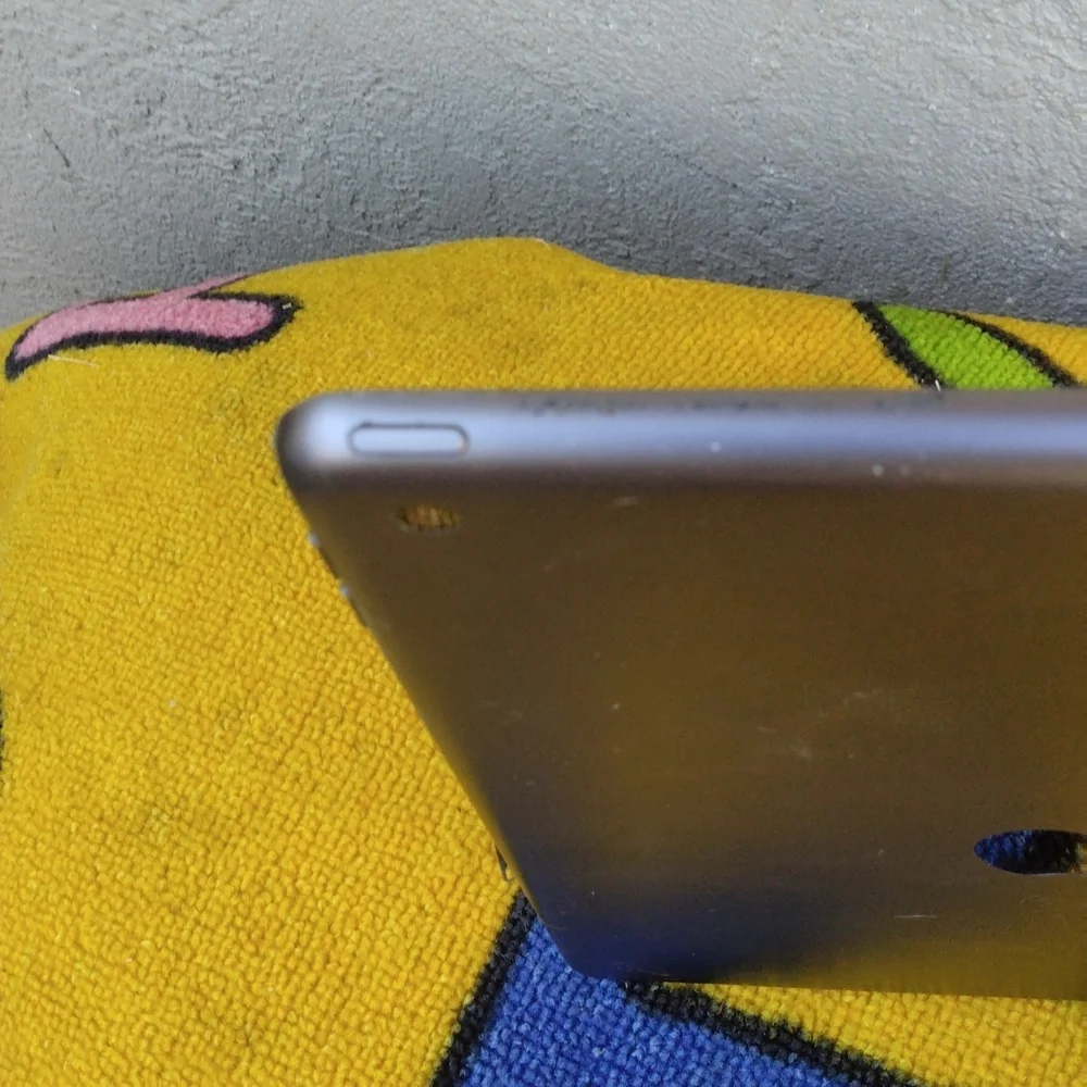 8th generation 2020 a2270 apple ipad broken screen..